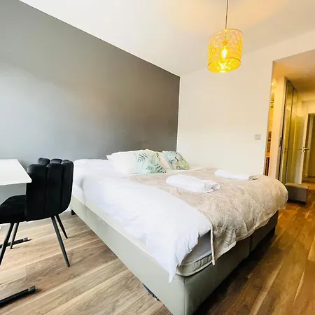 Large 2 Bedrooms Flat With Terrace And Oarking شقة *