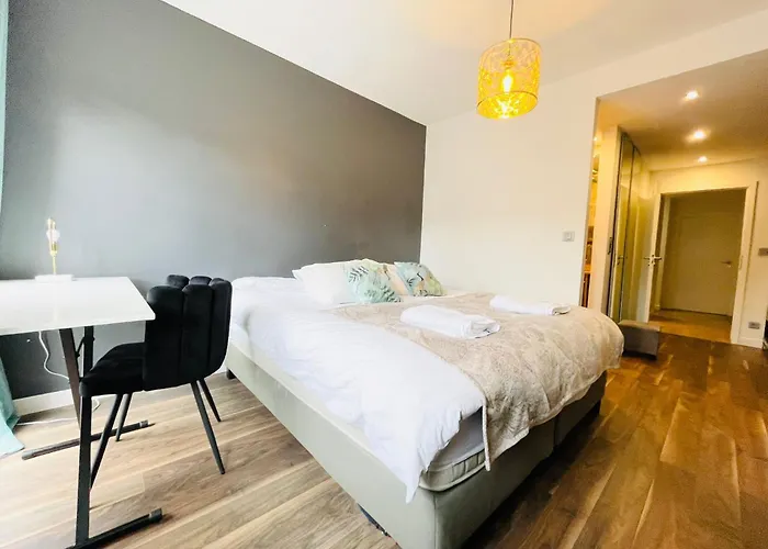 Large 2 Bedrooms Flat With Terrace And Oarking Apartman *