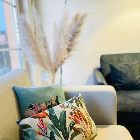 Large 2 Bedrooms Flat With Terrace And Oarking *