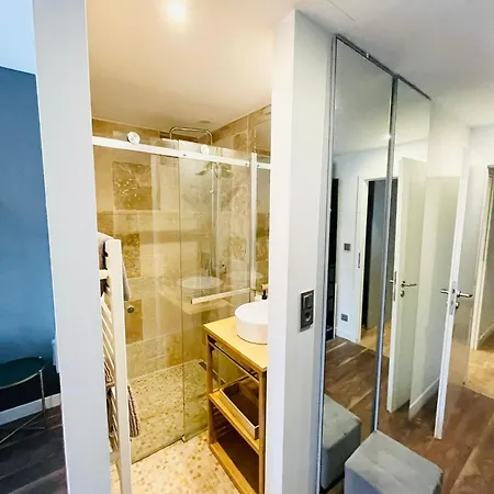 Large 2 Bedrooms Flat With Terrace And Oarking