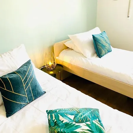 Large 2 Bedrooms Flat With Terrace And Oarking *