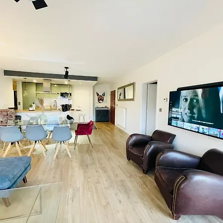 Large 2 Bedrooms Flat With Terrace And Oarking